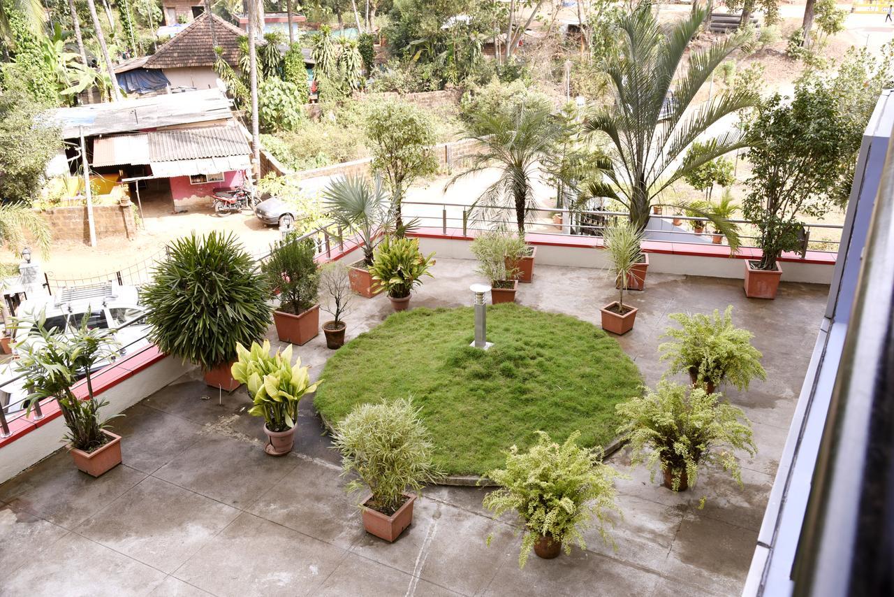Slr Residency Hotel Subrahmanya Exterior foto