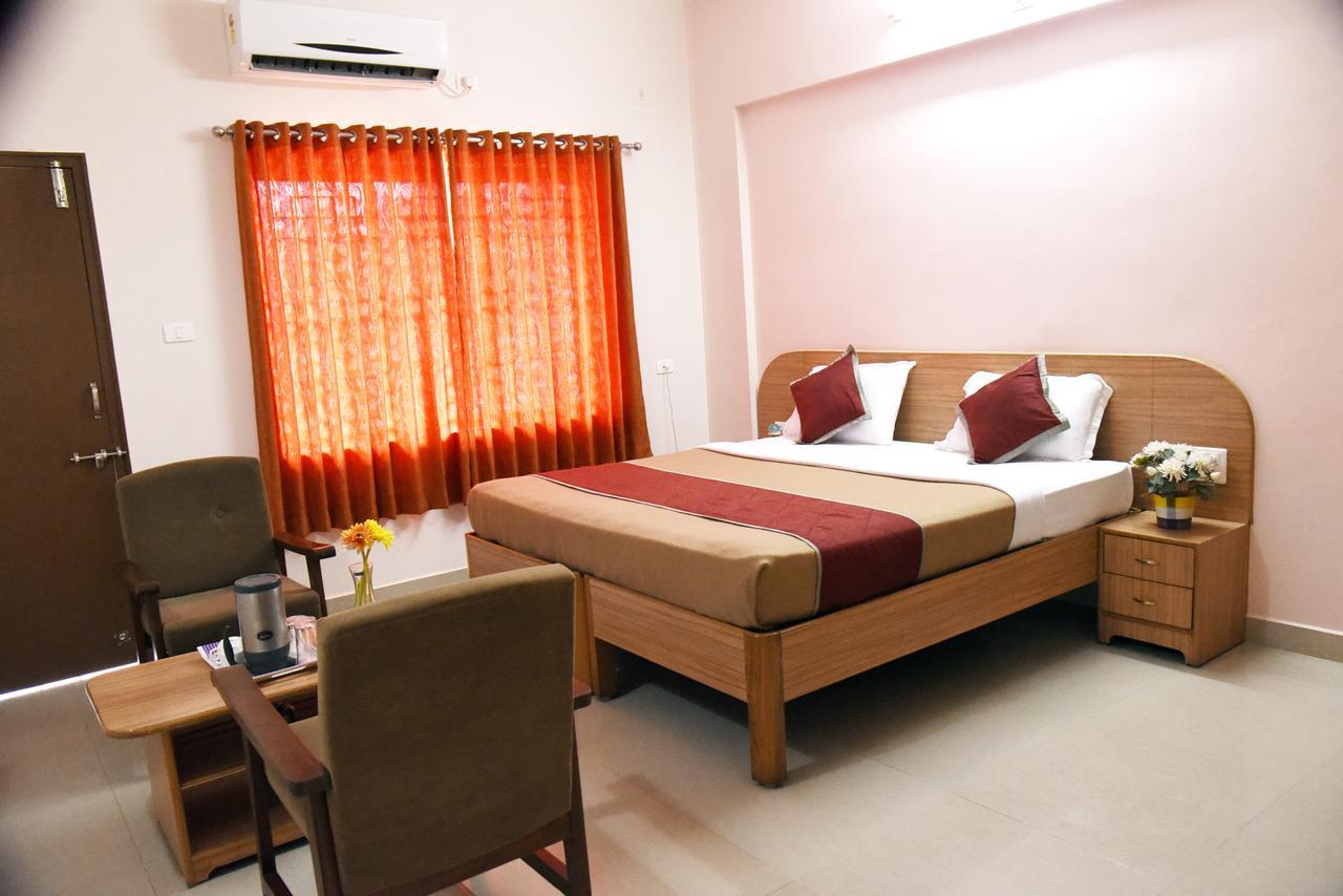 Slr Residency Hotel Subrahmanya Exterior foto