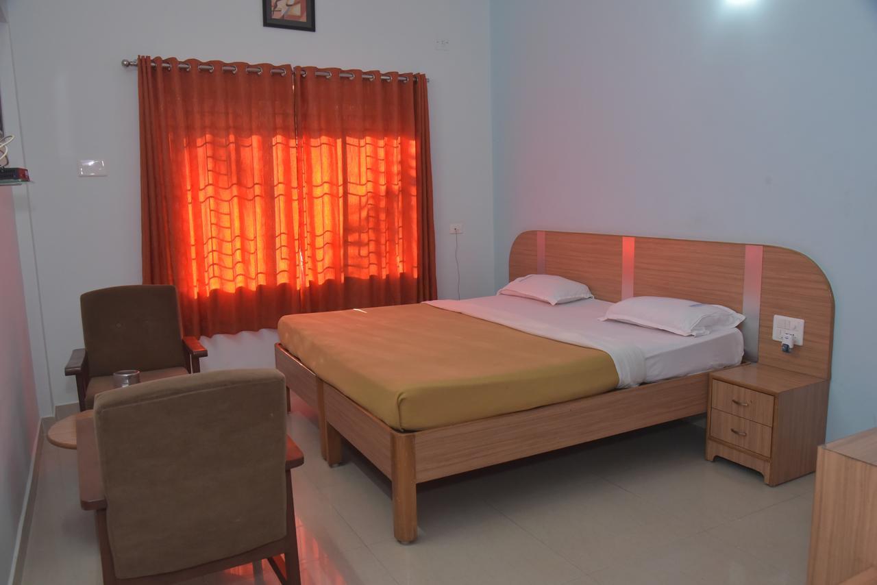 Slr Residency Hotel Subrahmanya Exterior foto