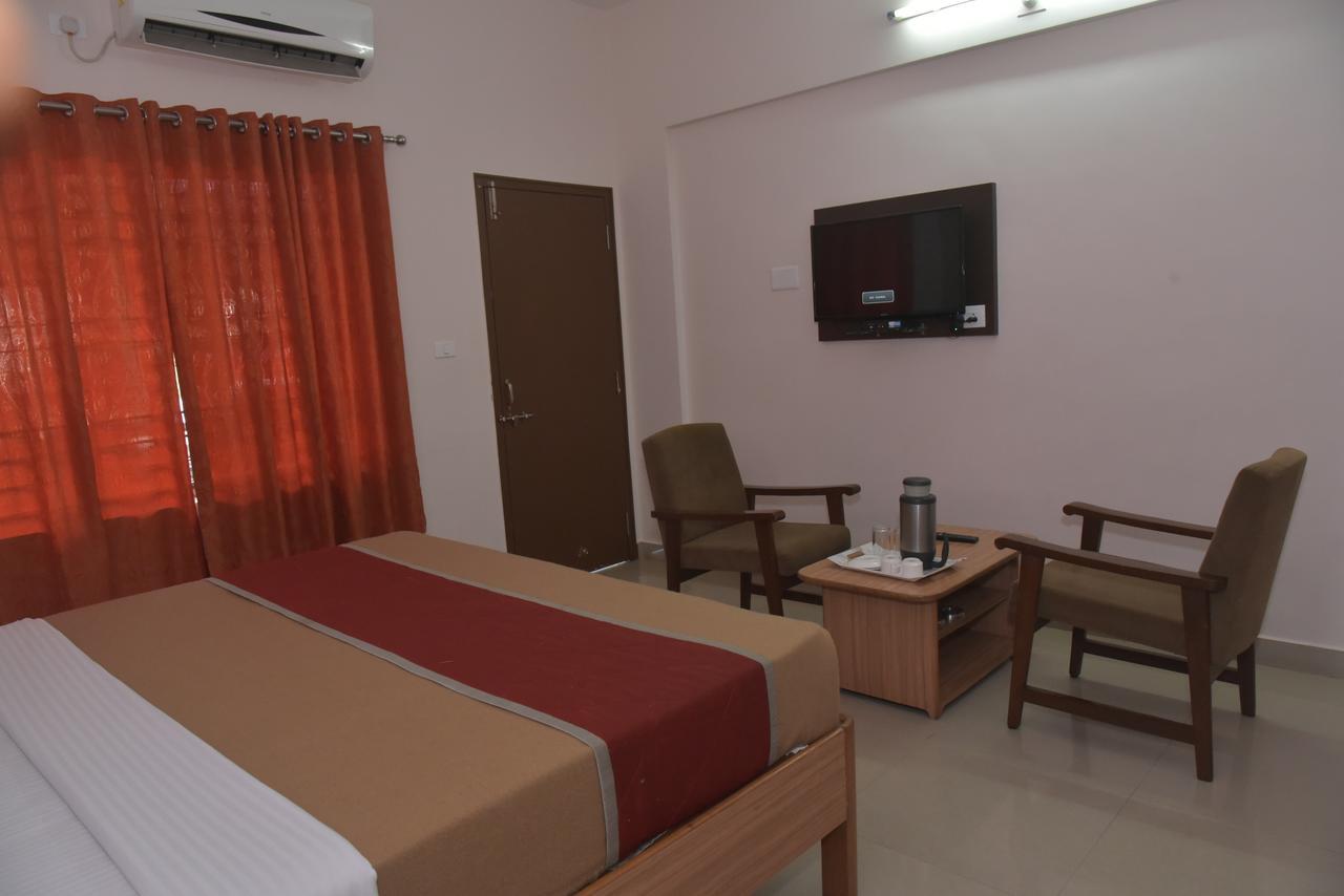 Slr Residency Hotel Subrahmanya Exterior foto