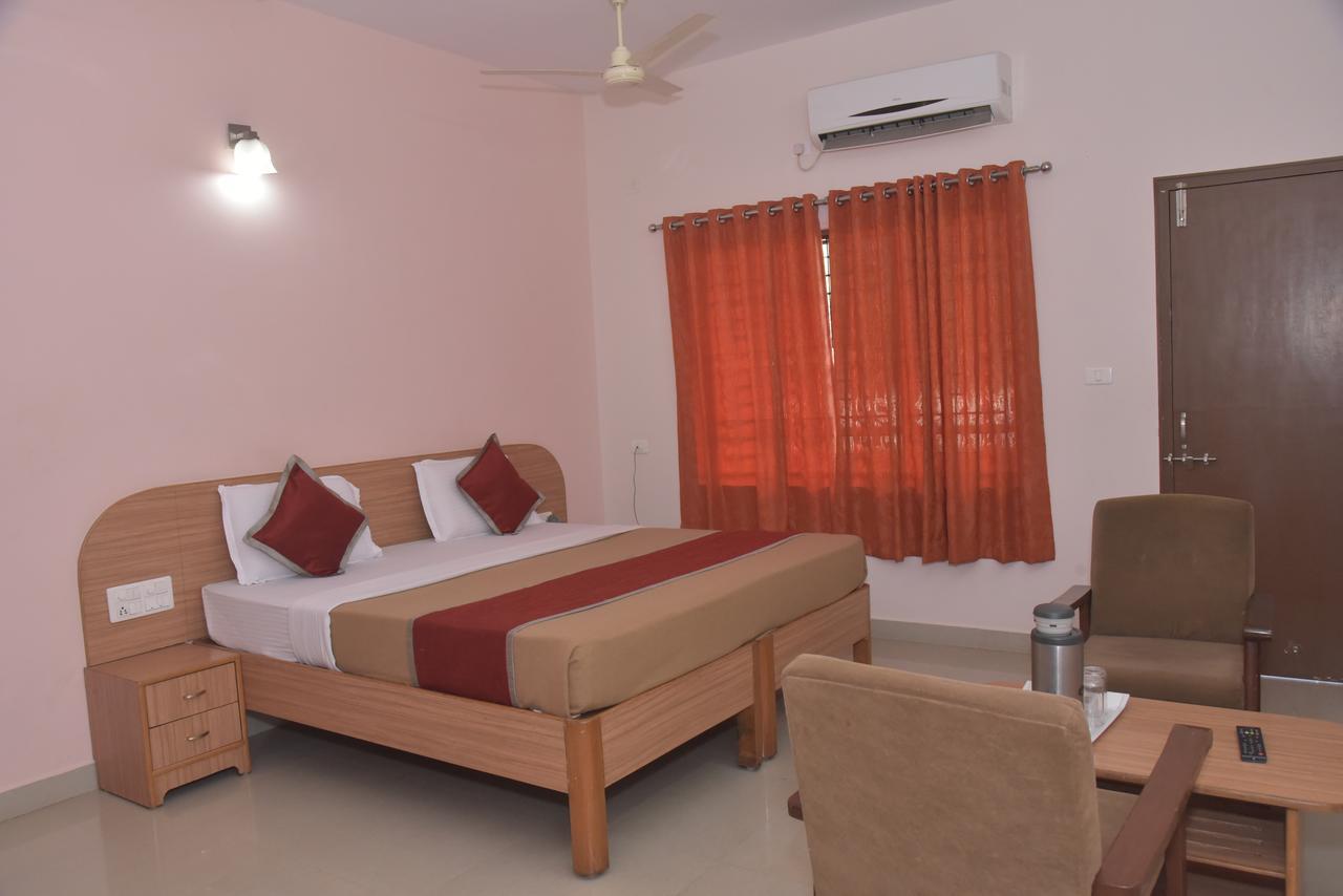 Slr Residency Hotel Subrahmanya Exterior foto